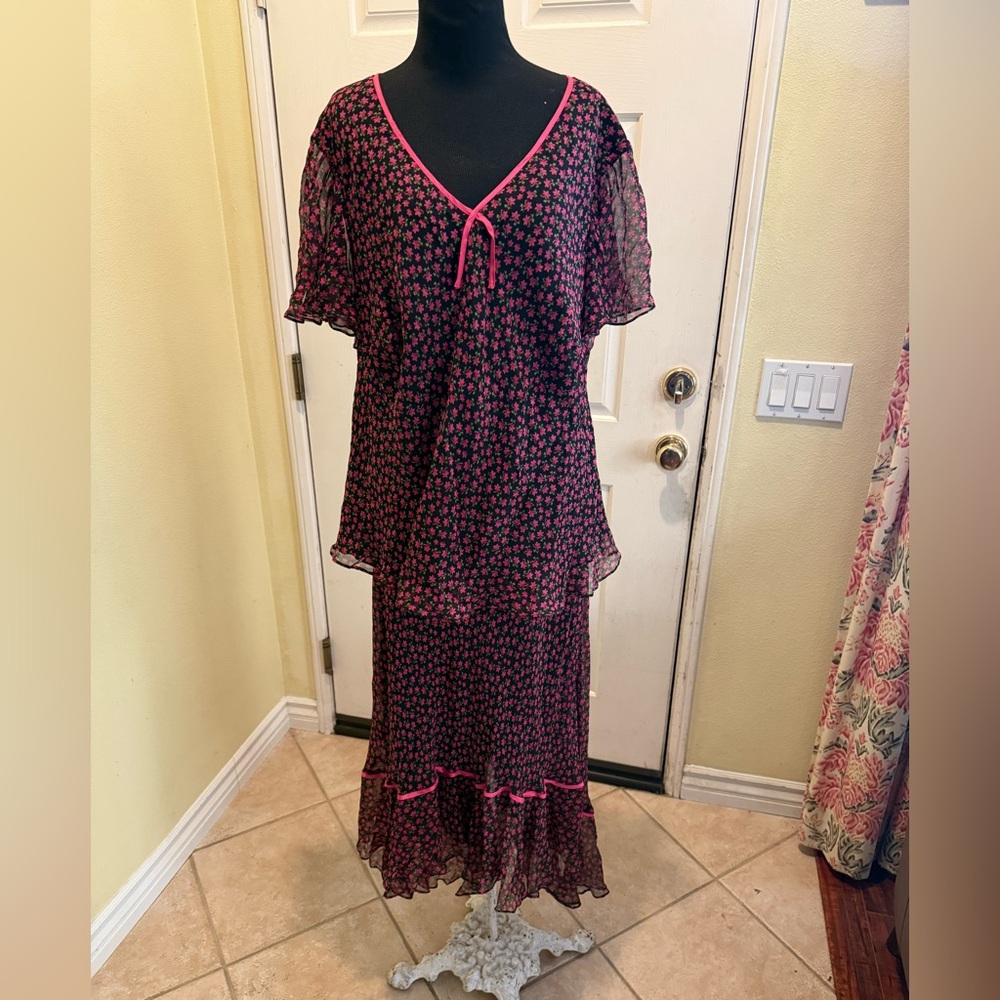 Silk Bobbie Bee 2 piece set with flowers high low skirt set size 22 fits 18/20
